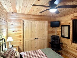 2 bedrooms, desk, iron/ironing board, free WiFi