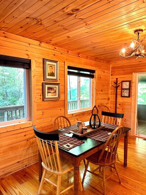 Dining - NEW! HOT TUB; FIREPIT; FAST WIFI; Near Blue Ridge, Blairsville, Folk School (Murphy)