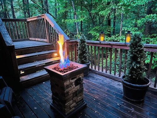 NEW! HOT TUB; FIREPIT; FAST WIFI; Near Blue Ridge, Blairsville, Folk School