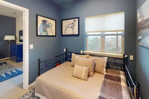 4 bedrooms, iron/ironing board, WiFi, bed sheets