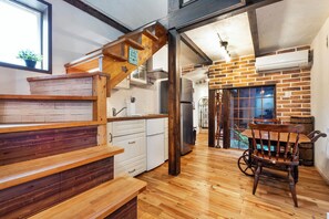 Réfrigérateur, micro-ondes, batterie de cuisine, vaisselle et ustensiles