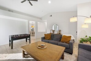 Smart TV, caminetto, tavolo da calcetto, libri