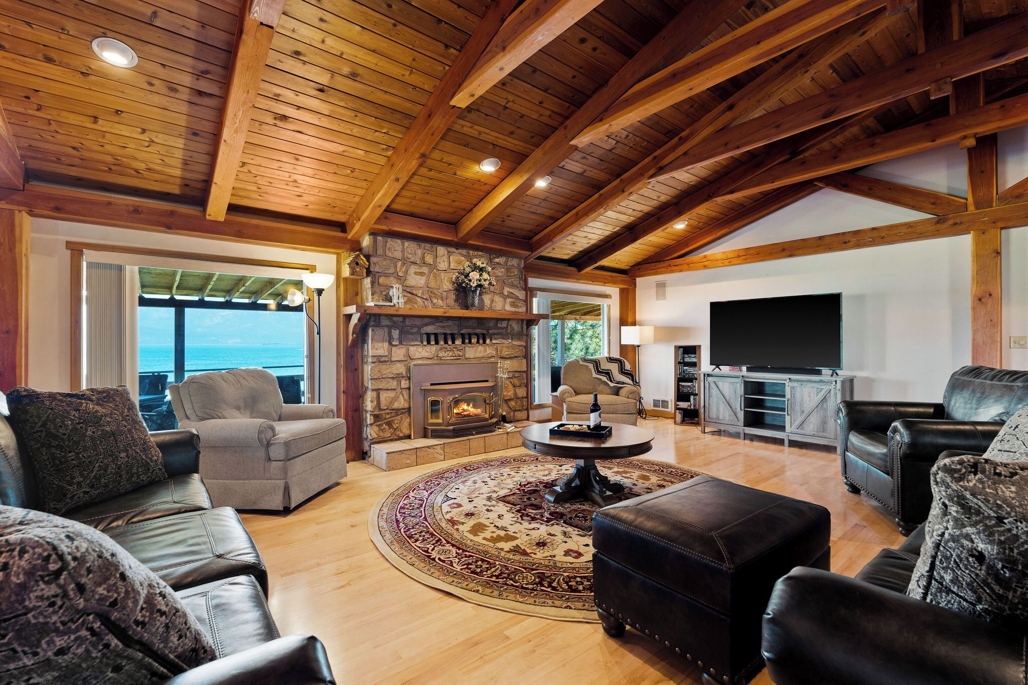 Televisie en een open haard