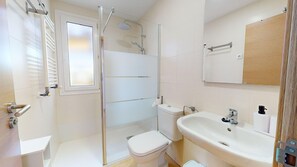 Douche, sèche-cheveux, bidet, serviettes fournies