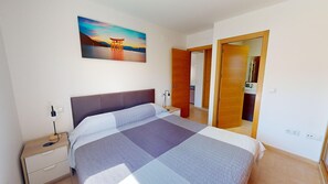 2 habitaciones, tabla de planchar con plancha, wifi y ropa de cama 