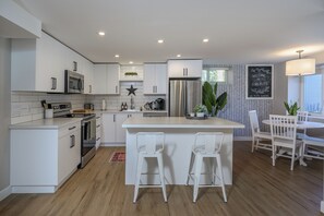 Frigorífico, microondas, horno y placa de cocina