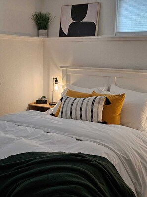 1 dormitorio, escritorio, tabla de planchar con plancha y cuna de viaje