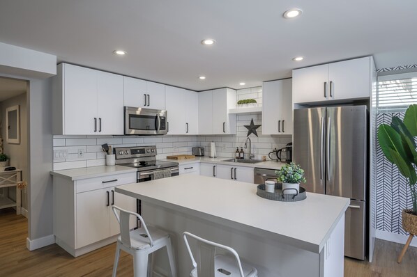 Réfrigérateur, micro-ondes, four, plaque de cuisson