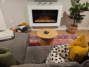 Una Smart TV, una chimenea