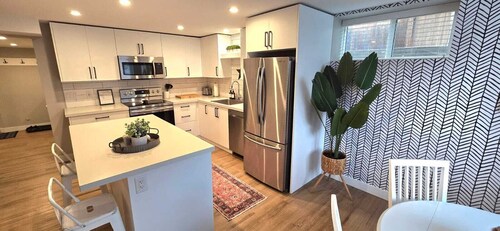 Boho Bliss - Cozy Comfort Near UHNBC + Pet Friendly