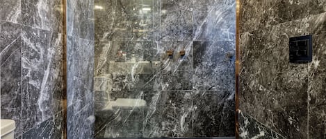 Douche, articles de toilette (gratuits), séchoir à cheveux, bidet