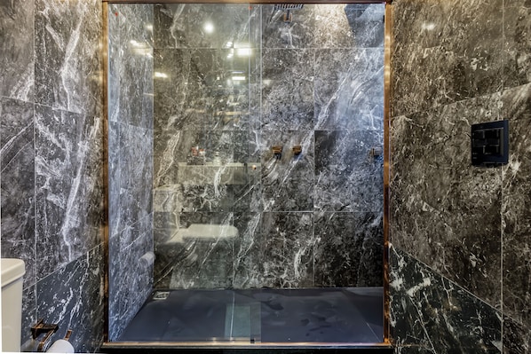 Een douche, gratis toiletartikelen, een haardroger, een bidet