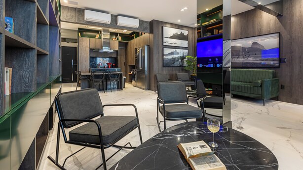 Een modern interieur met een keuken, zithoek en een televisie.