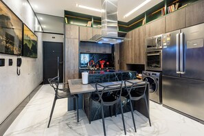 Geladeira, micro-ondas, fogão, cooktop