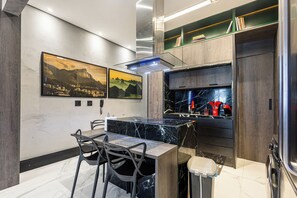 Geladeira, micro-ondas, fogão, cooktop
