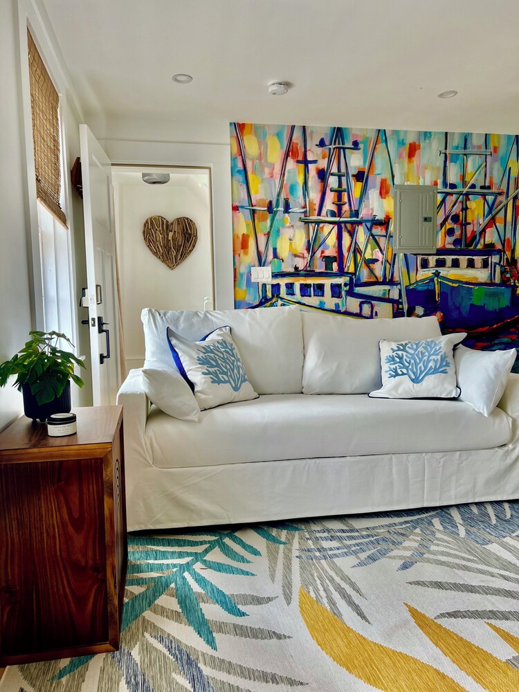 Excellent Location, New 2bedroom apartment, sleeps 6, Downtown, Harbor