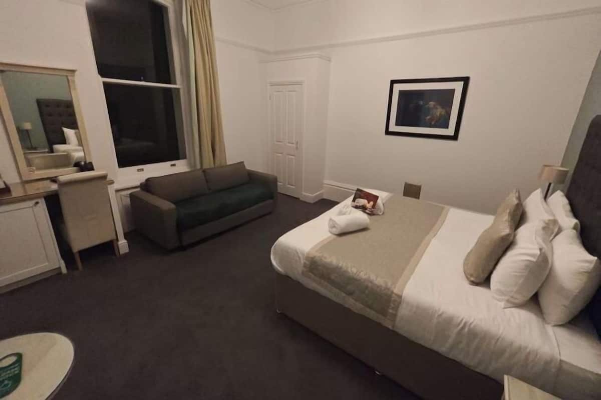 Free WiFi, bed sheets