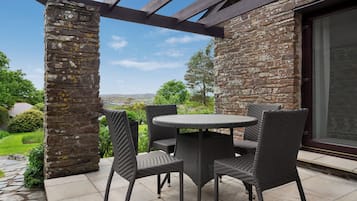 Deluxe Cottage, 2 Bedrooms, Patio, Garden View | 1 bedroom, free cribs/infant beds, free WiFi, bed sheets