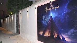 Un pasillo con una pared que presenta un cartel grande con una pirámide y el texto "Pyramid live view".