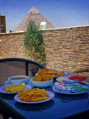 Mini-fridge, microwave, coffee/tea maker, electric kettle - Pyramids Live View Hotel (Giza)