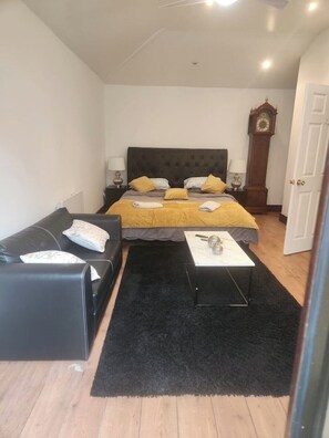 Tabla de planchar con plancha, wifi y ropa de cama 