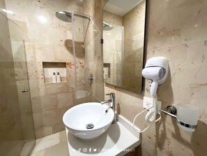 Haartrockner, Handtücher, Seife, Toilettenpapier