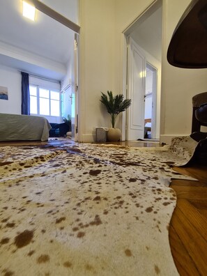 Superior-Apartment, 2 Schlafzimmer, Küche, Stadtblick | Wohnbereich | Flachbildfernseher, iPad, Videospielkonsole, Netflix