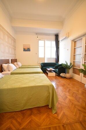 Superior appartement, 2 slaapkamers, keuken, uitzicht op de stad | Dineerruimte