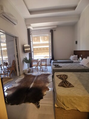 2 Schlafzimmer, hochwertige Bettwaren, Daunenbettdecken