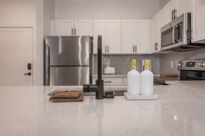 Private kitchen - Charming 1-bedroom apartment with AC, WiFi in vibrant Nashville (Nashville)