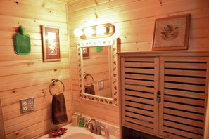 Hair dryer, towels, soap, toilet paper - Black Beary Creek Cabin by the GSMNP Parkway and Gatlinburg (Gatlinburg)