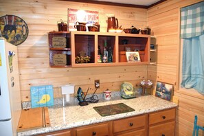 Interior - Black Beary Creek Cabin by the GSMNP Parkway and Gatlinburg (Gatlinburg)