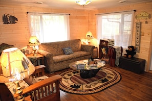 Smart TV, fireplace, table football, books - Black Beary Creek Cabin by the GSMNP Parkway and Gatlinburg (Gatlinburg)