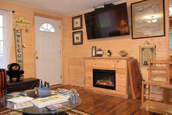 Interior - Black Beary Creek Cabin by the GSMNP Parkway and Gatlinburg (Gatlinburg)
