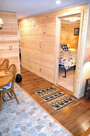 Interior - Black Beary Creek Cabin by the GSMNP Parkway Spur towards Pigeon Forge (Gatlinburg)