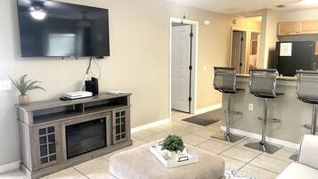 TV, caminetto, videogiochi