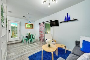 Smart TV - 5BR Double Unit On Creek - LARGE YARD - Sleeps 12 (Austin)