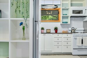 Fridge, microwave, oven, stovetop - 5BR Double Unit On Creek - LARGE YARD - Sleeps 12 (Austin)