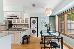 Fridge, microwave, oven, stovetop - 5BR Double Unit On Creek - LARGE YARD - Sleeps 12 (Austin)