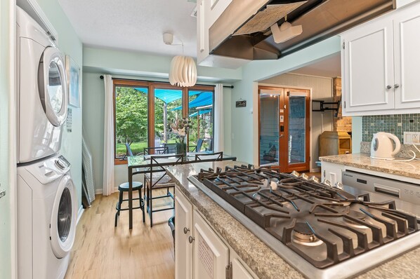 Fridge, microwave, oven, stovetop - 5BR Double Unit On Creek - LARGE YARD - Sleeps 12 (Austin)