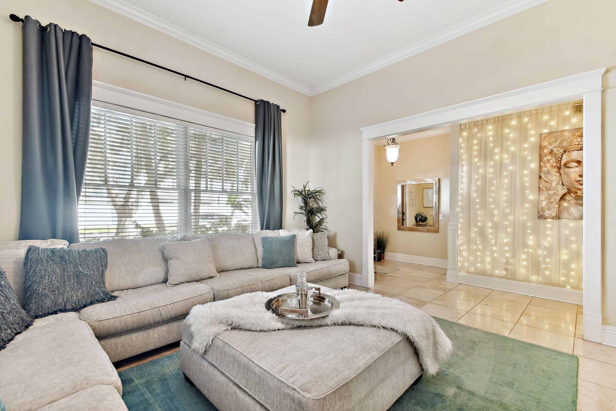 TV connectée, cheminée, livres, écrans d'ordinateur