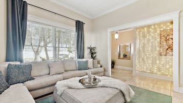 TV connectée, cheminée, livres, écrans d'ordinateur