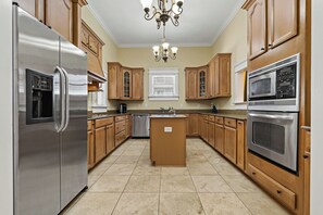 Fridge, microwave, oven, stovetop - Luxury 5-Bedrooms Townhouse + Apartments, Hyde Park, Tampa (Tampa)