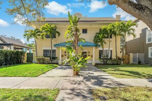 Exterior - Luxury Hyde Park Dual Townhouse Retreat w Gym & Sauna Sleeps 16 Walkable (Tampa)