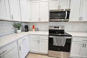 Kylskåp, mikrovågsugn, ugn och spishäll