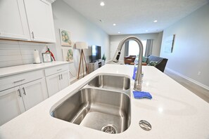 冰箱、微波炉、烤箱、炉灶