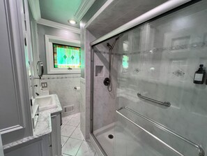 Douche, séchoir à cheveux, bidet, serviettes fournies