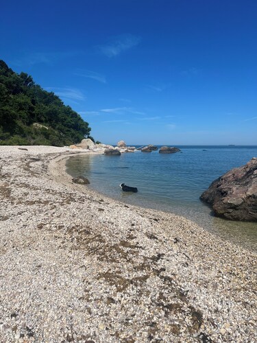 Quiet 3BR home in East Marion. Private beach access 3 min walk away.