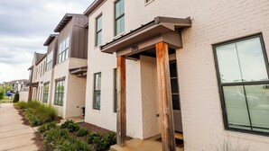 Een rij herenhuizen met een bakstenen gevel, grote ramen en het zichtbare adresnummer 286.