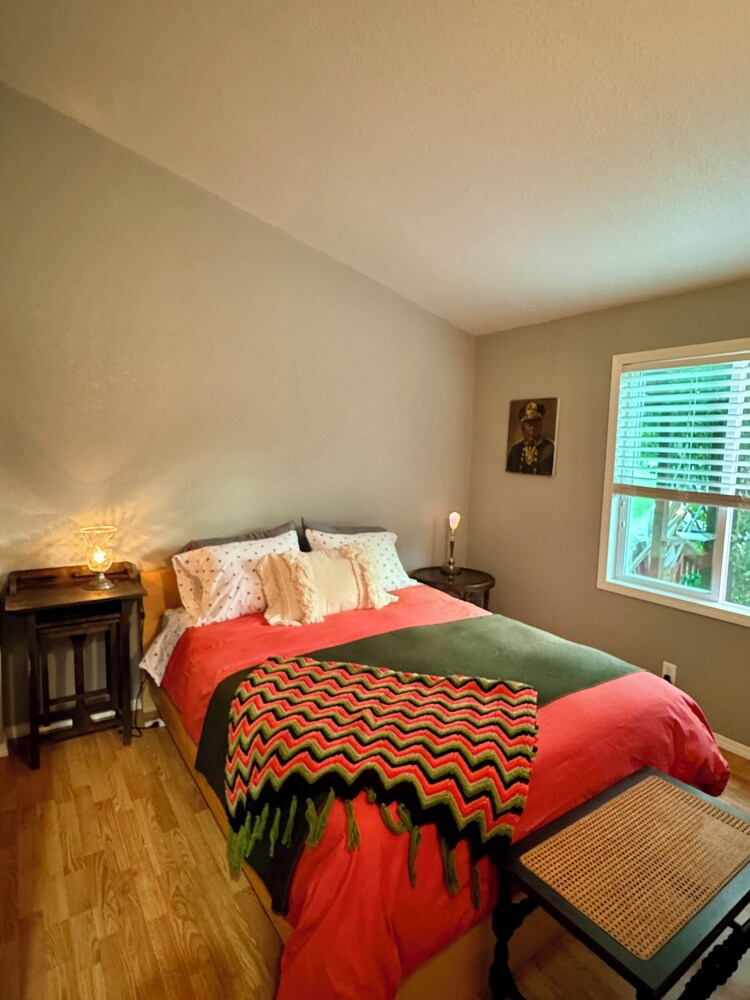 The Knotty Oak Schoolhouse House 3 of 3 Walk to wineries/dinner